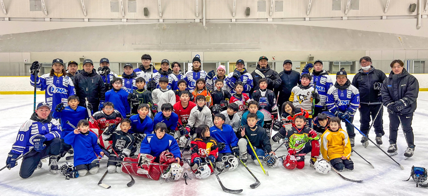ダイナックスアイスホッケー部が、小学生向けホッケースクールを開催